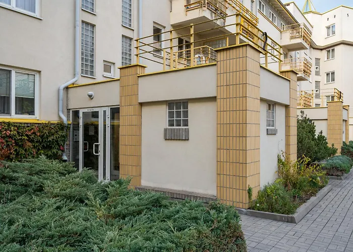 Metro Ursynow Superior By Bookinghost